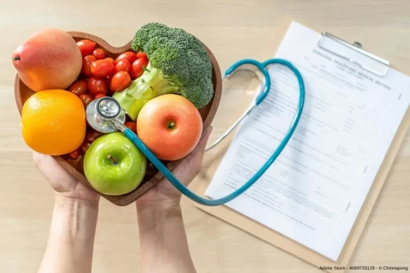 Herzförmige Schale mit Obst, Gemüse und einem Stethoskop - In diesem Beitrag erfahren Sie wissenswerte Infos zum Thema: Clean Eating - Der Weg zu einem gesünderen Ich.