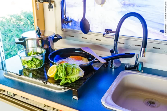 In diesem ausführlichen Beitrag erfahren Sie alles wissenswerte über Kochen im Wohnmobil - Tipps für die mobile Küche